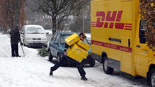 Paketzusteller rutscht bei Glatteis