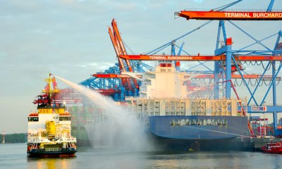  Brandbekämpfung auf Containerschiff