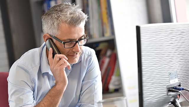 Mann im Büro am Telefon