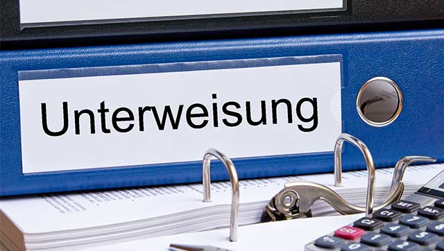 Ordnerrücken mit Aufschrift Unterweisung