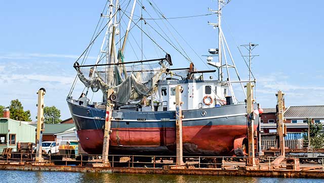 Fischereifahrzeug auf Werft