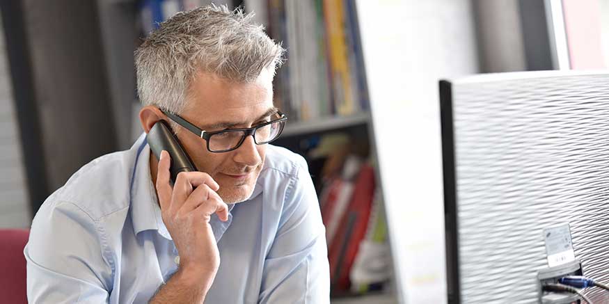 Mann im Büro am Telefon