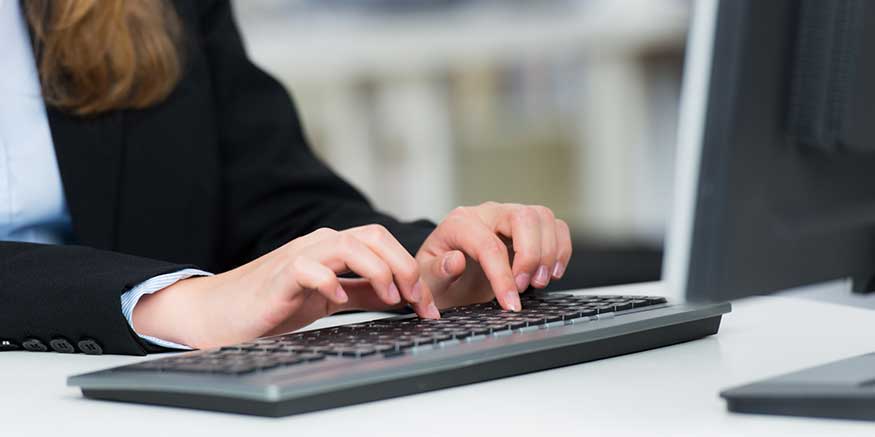 Hände auf Tastatur