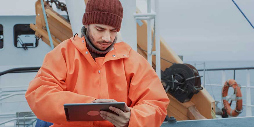 Mann checkt Information auf Tablet