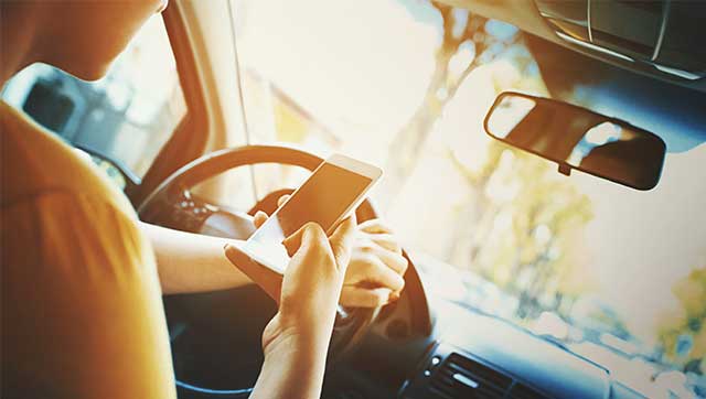 Content-Teaser_Taxi_Funk_Telefon.jpg Person am Steuer tippt auf Smartphone