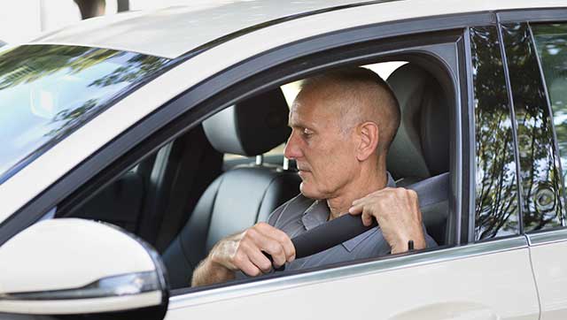 Taxifahrer beim Angurten