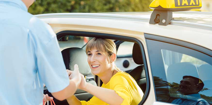 Taxifahrer hilft Frau beim Aussteigen