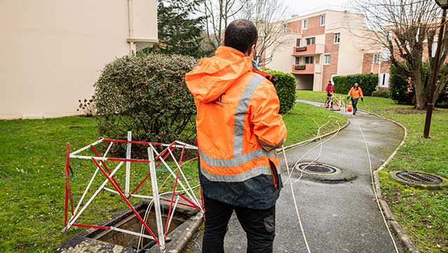 Mann bei Kabelzieharbeiten