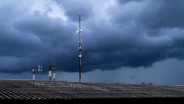 Dunkle Wolken und Funkmast