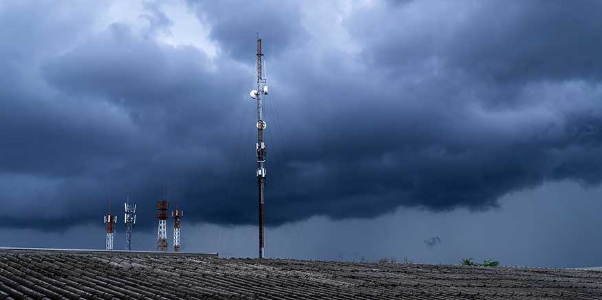 Dunkle Wolken und Funkmast