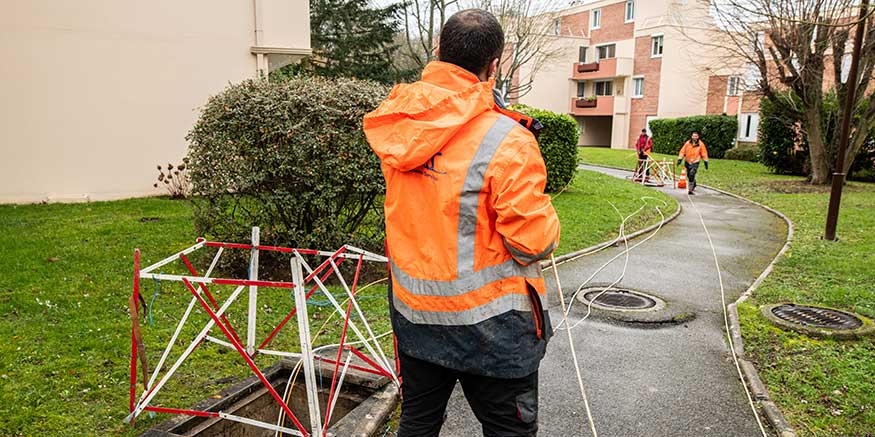 Mann bei Kabelzieharbeiten