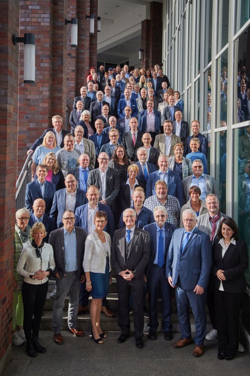 Gruppenfoto der Selbstverwaltung auf einer langen Treppe