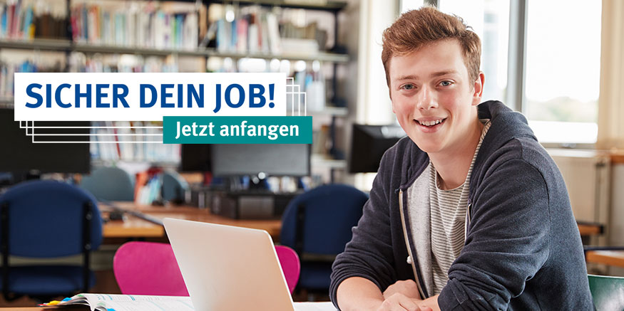 Junger Mann sitzt vor einem Laptop und lächelt; Slogan "Sicher dein Job! Jetzt anfangen"