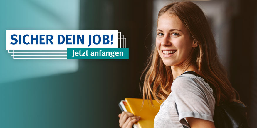 Junge lächelnde Frau trägt Rucksack und hat Ordner in der Hand; links daneben der Slogan "Sicher dein Job! Jetzt anfangen"