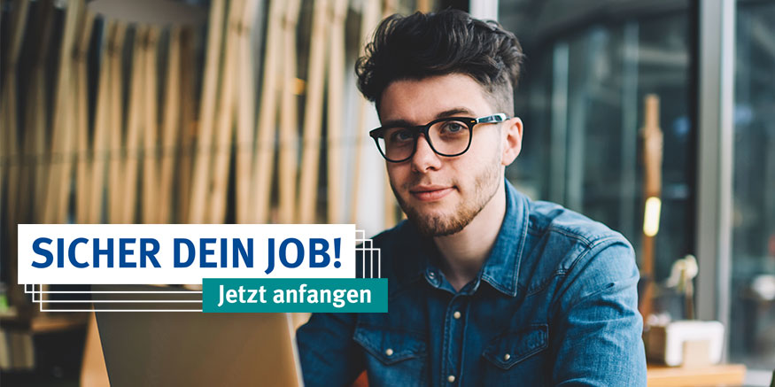 Junger Mann mit Brille lächelt; Slogan "Sicher dein Job! Jetzt anfangen"