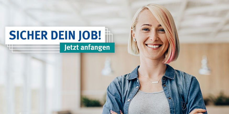 Junge Frau mit blonden Haaren lächelt; Slogan "Sicher dein Job! Jetzt anfangen"