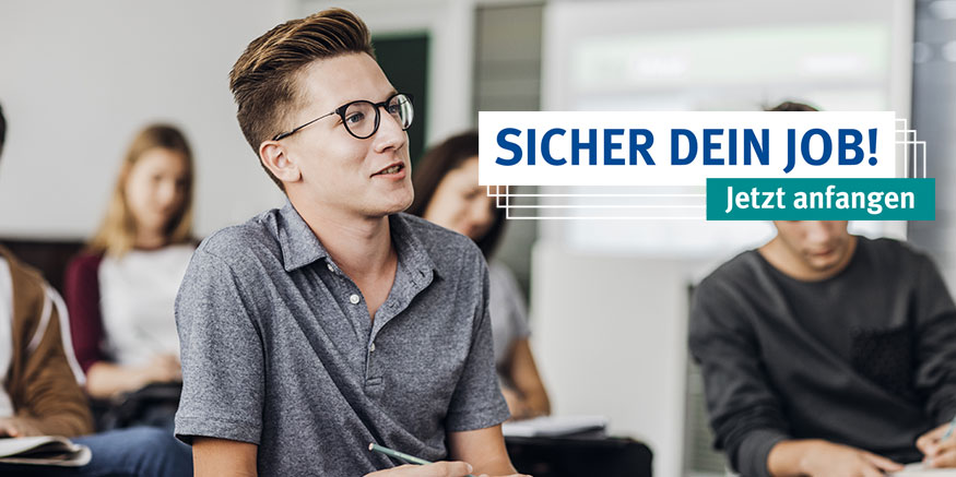 Junger Mann im Seminarraum; Slogan "Sicher dein Job! Jetzt anfangen"