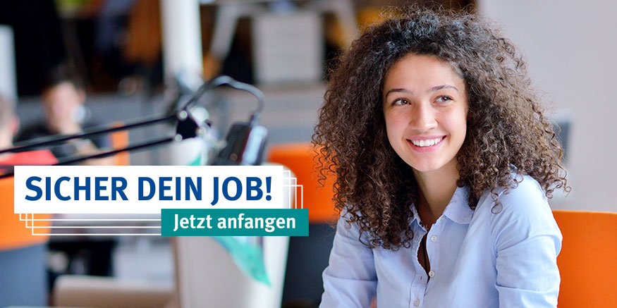 Junge Frau mit krausem Haar lächelt; Slogan "Sicher dein Job! Jetzt anfangen"