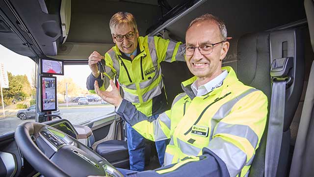 Dr. Jörg Hedtmann übergibt Wolfgang Laske symbolisch die Lkw-Schlüssel.