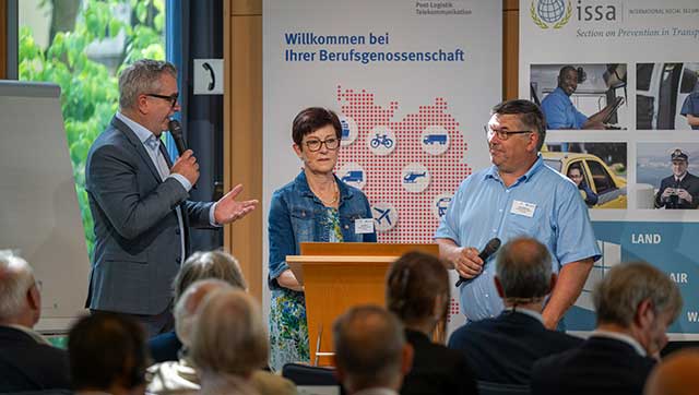 Moderator Florian Müller interviewt Unternehmerin Uta Alborn und Fahrer Jörg B. Walenzik auf dem IVSS-Symposium