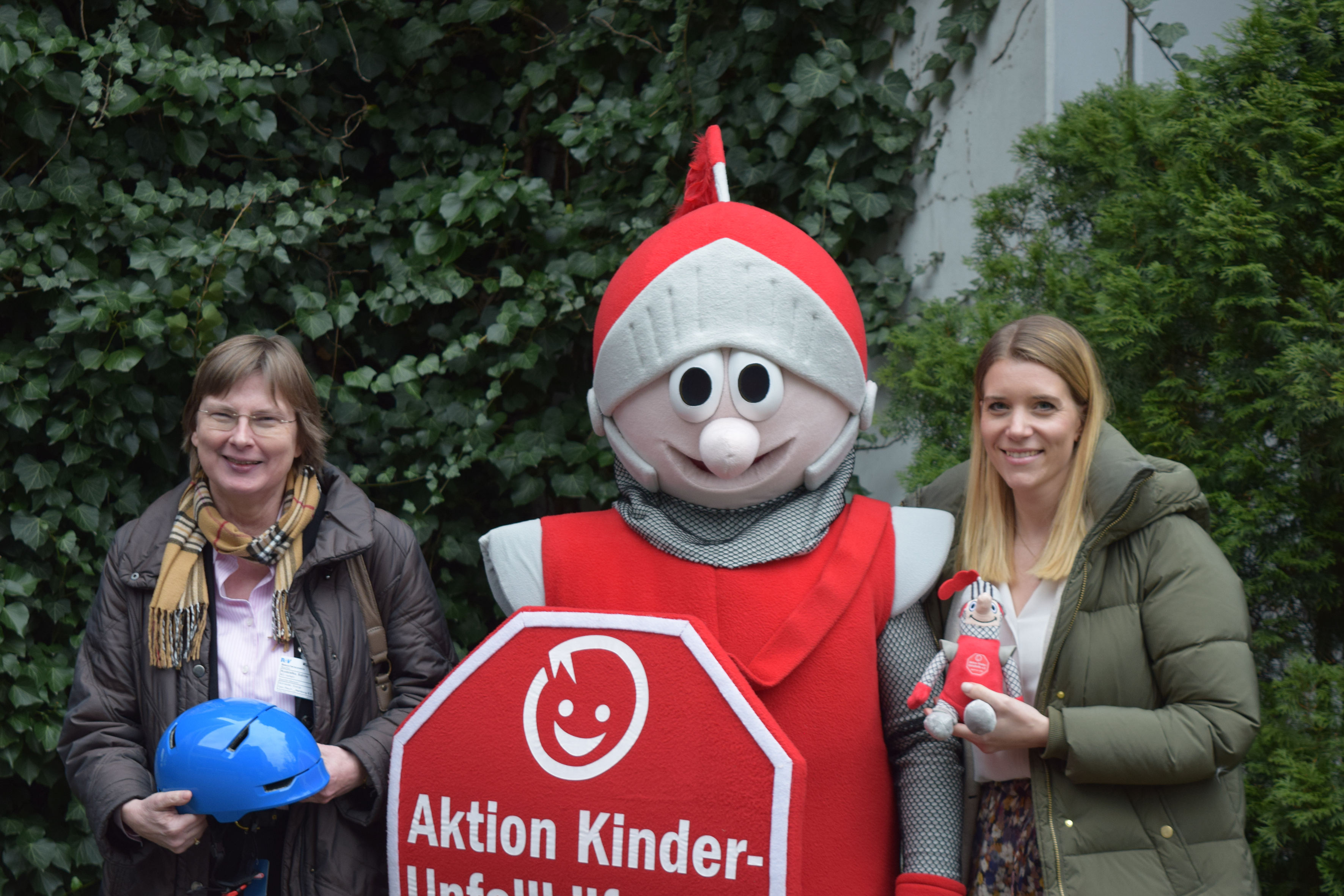 Sabine Kudzielka und Svenja Schneider stehen neben dem Maskottchen "Roter Ritter" des Vereins