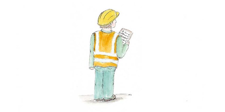 Mann, der Helm trägt und Checkliste in der Hand hält