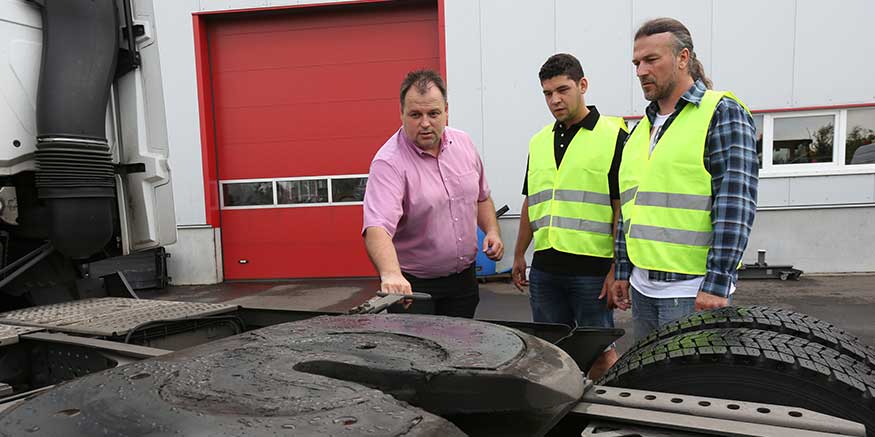 Fachkraft für Arbeitssicherheit erklärt am Lkw