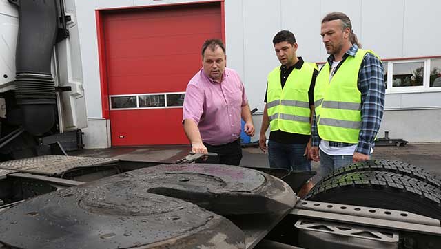 Fachkraft für Arbeitssicherheit erklärt am Lkw