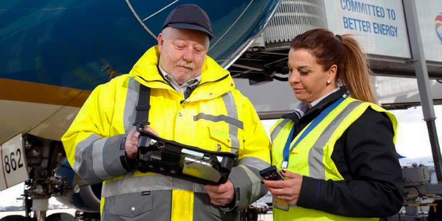 Aufsichtsperson mit Flughafenmitarbeiter