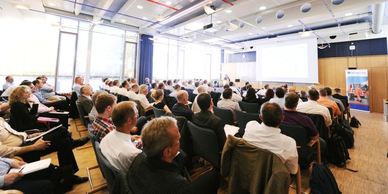 Publikum auf der Branchenkonferenz „Rückwärtsfahren bei der Abfallsammlung“ im großen Sitzungssaal der Hauptverwaltung in Hamburg