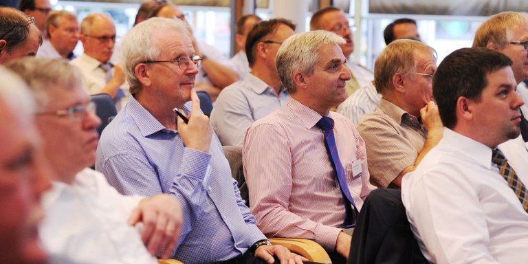 Teilnehmer auf der Branchenkonferenz „Rückwärtsfahren bei der Abfallsammlung“ in Hamburg