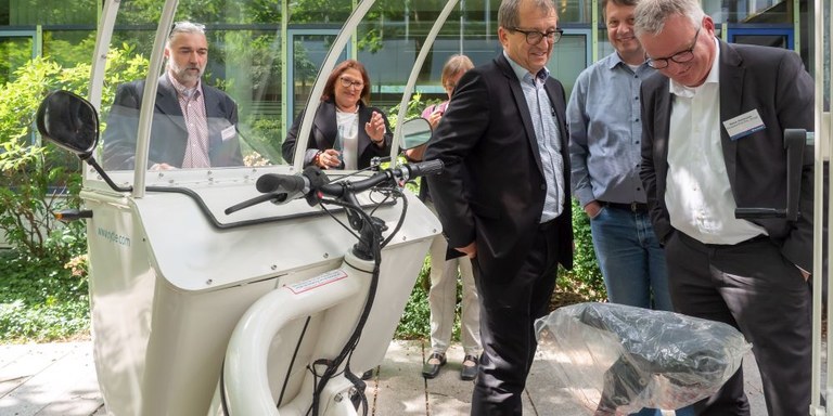 Teilnehmer der Branchenkonferenz KEP 2018 mit ausgestelltem Lastenfahrrad