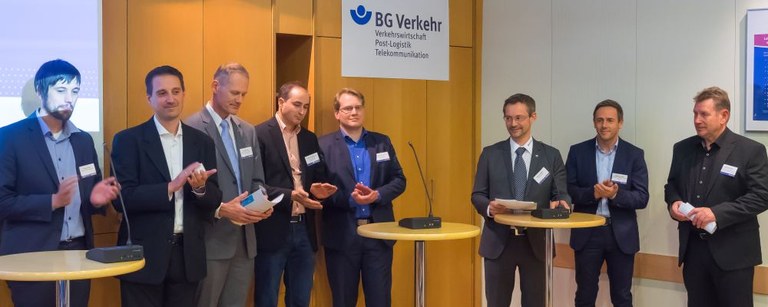 Gruppenbild Referenten auf der Branchenkonferenz "Abbiegeunfälle"