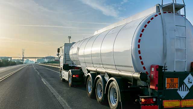 Content-Teaser_Gefahrgut_nichtverpackte-Güter.jpg Lkw transportiert flüssiges Gefahrgut