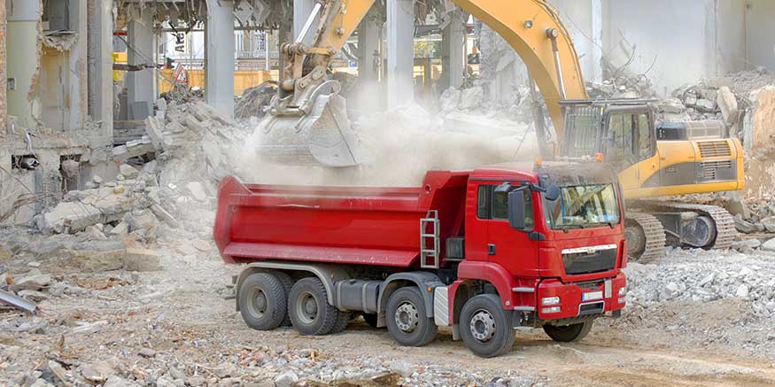 Staubwolke beim Beladen eine Lkws mit Bauschutt