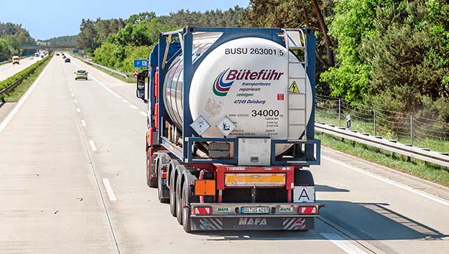 Gefahrgut-Lkw auf Autobahn