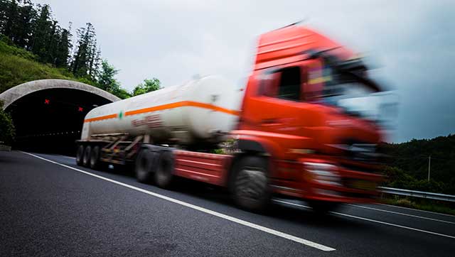 Lkw fährt aus Tunnel heraus