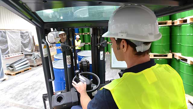 Gabelstapler transportiert Fässer