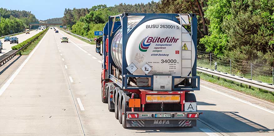 Gefahrgut-Lkw fährt auf Autobahn