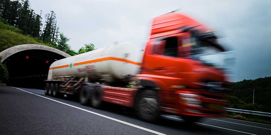 Lkw fährt aus Tunnel heraus