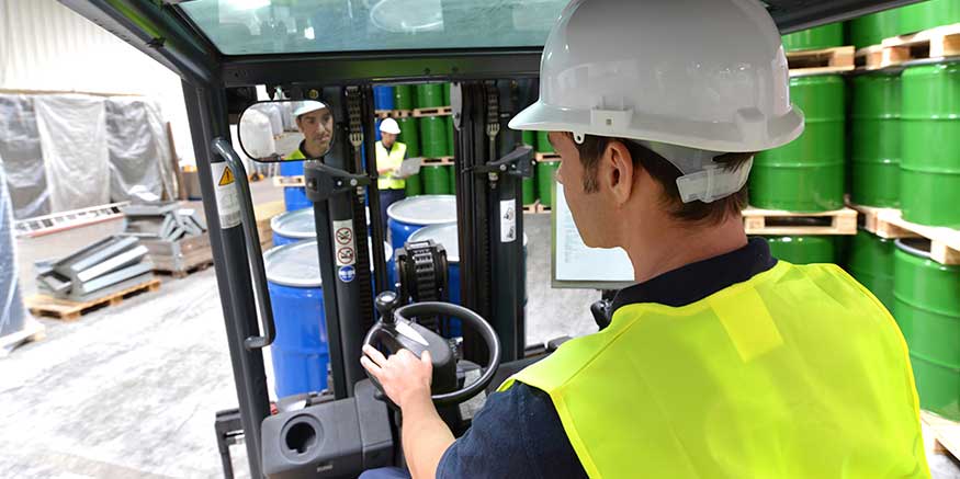 Gabelstapler transportiert Fässer