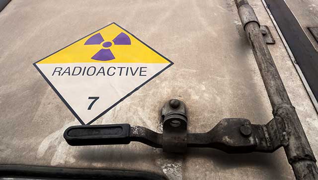 Warnzeichen vor Radioaktivität auf einem Lkw