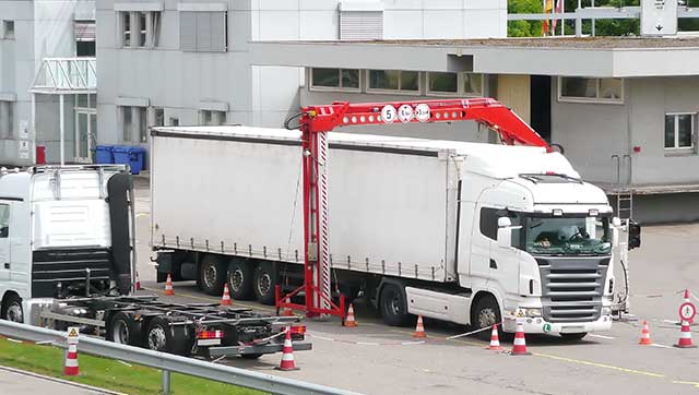 Lkw wird mittels Röntgenstrahlung durchleuchtet