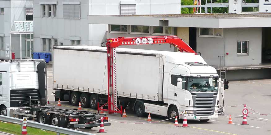 Lkw wird mittels Röntgenstrahlung durchleuchtet