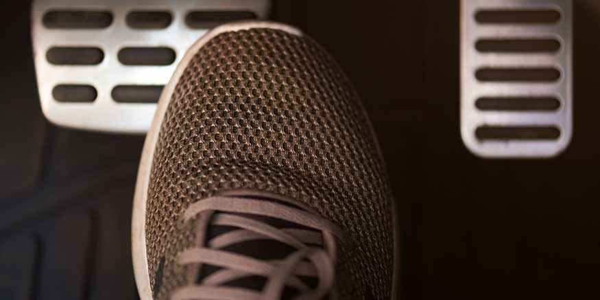 Schuh vor Pedalen